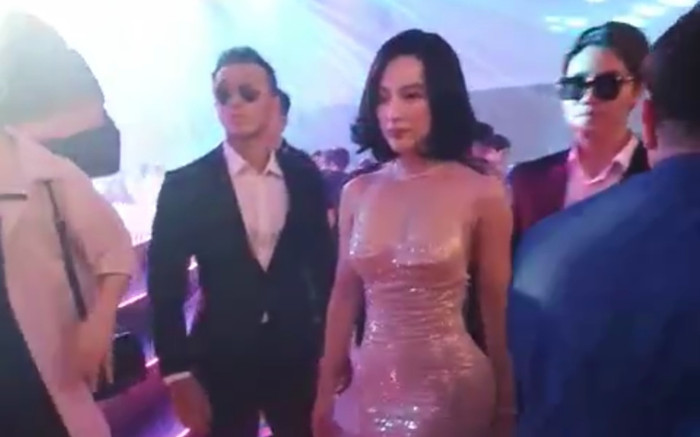 Angela Phương Trinh lộ cơ bắp cuồn cuộn, làm lố với dàn vệ sĩ bao vây Ảnh 2