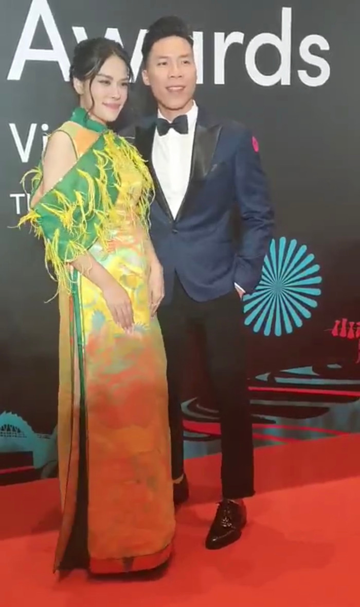 'O Sen' Ngọc Mai giản dị trong trang phục áo dài thiết kế hiện đại còn ông xã bảnh bao trong bộ vest đen lịch lãm.