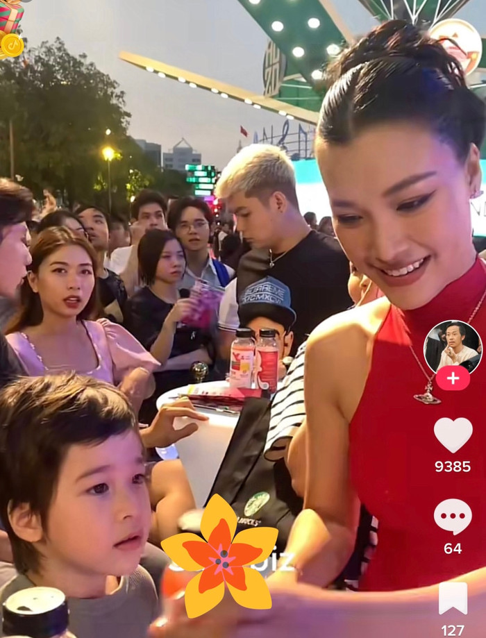 Hành động trên của bé không chỉ khiến Hoàng Oanh xúc động mà ai nhìn vào cũng thấy nghẹn lòng. 