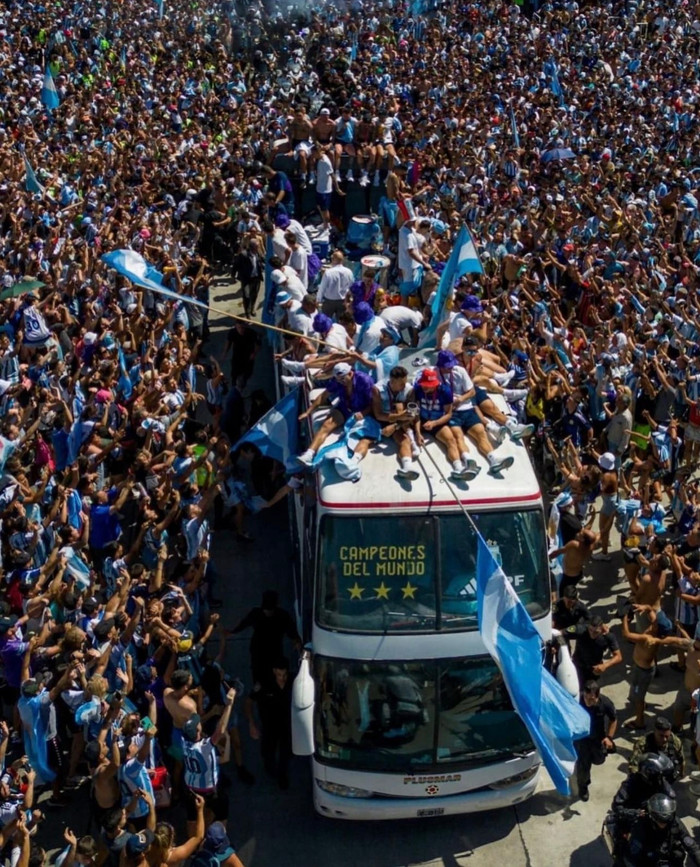 Thủ môn Argentina 'bế' Mbappe đi diễu hành mừng chức vô địch World Cup Ảnh 5