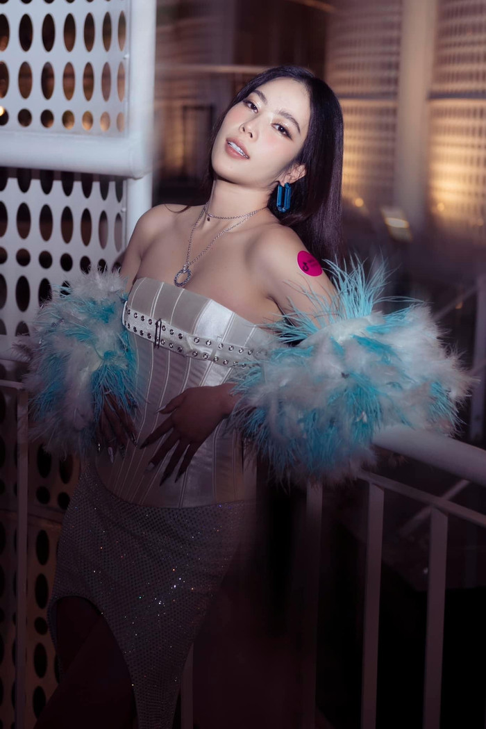 Nam Em xả kho loạt khoảnh khắc với visual xinh ngất ngây, nhan sắc của người đẹp ngày càng thăng hạng.