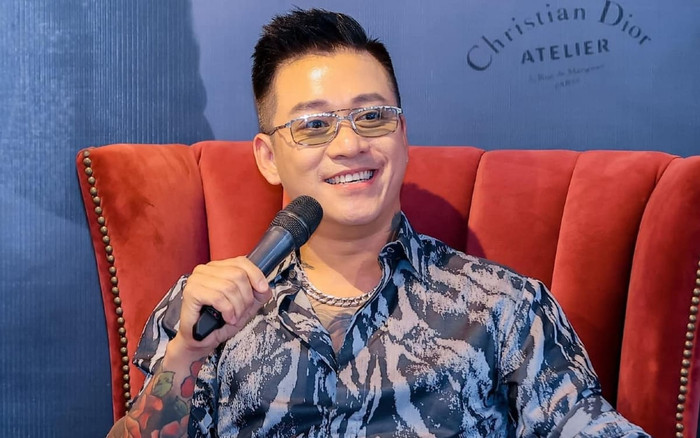 Tuấn Hưng vui vẻ khi nhận món quà của 'đàn anh' Duy Mạnh.