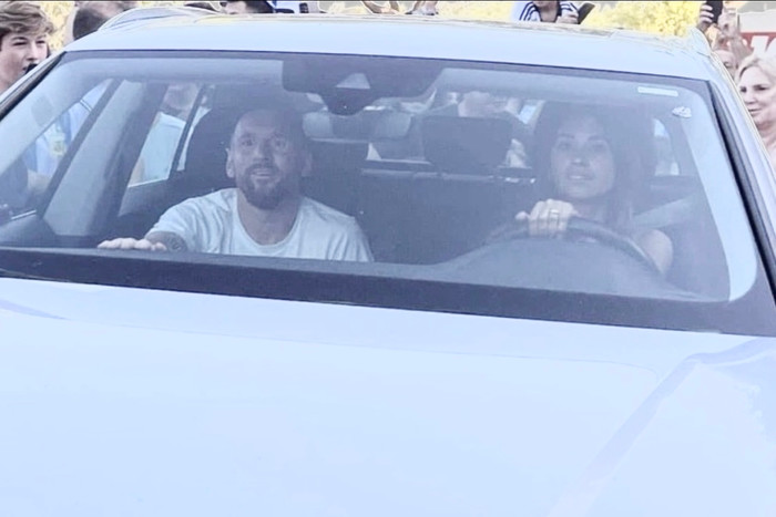 Sau khi ăn mừng chức vô địch cùng hàng triệu CĐV Argentina, Messi trở về quê nhà Rosario - nơi ngôi sao 35 tuổi ra đời. Antonella Roccuzzo là người lái xe cho Messi.