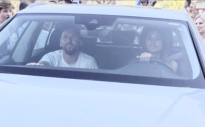 Vợ Messi làm tài xế đưa chồng về quê nhà Ảnh 2