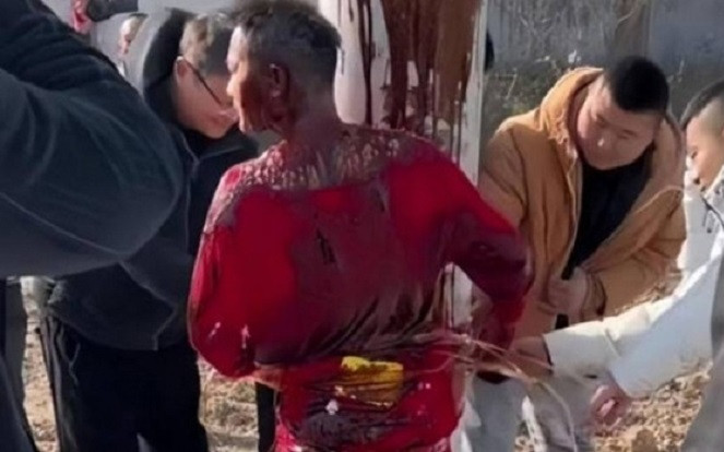 Chú rể bị nhóm người lột đồ, trói vào cột giữa trời rét -7 độ, hành động sau đó còn phẫn nộ hơn Ảnh 2