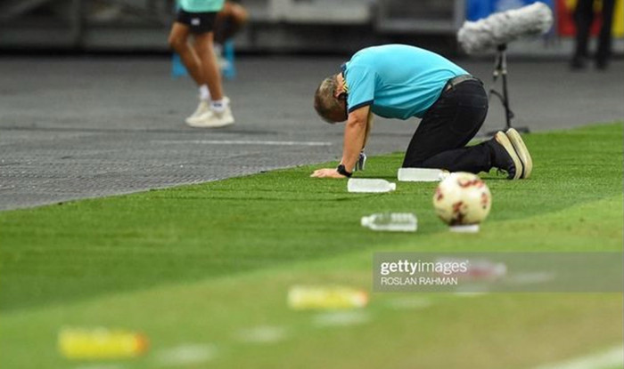 HLV Park quỳ gối trong bất lực khi Việt Nam thua Thái Lan 0-2 ở bán kết AFF Cup 2021.