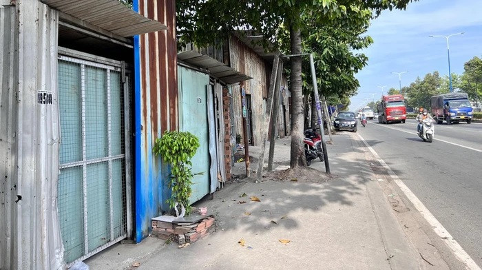 Dãy ki ốt nơi nạn nhân nghi bị sát hại. Ảnh: PLO