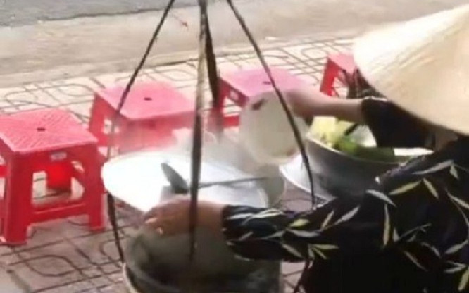 Xác minh clip người phụ nữ dùng nước bún khách ăn thừa đổ lại vào nồi nước dùng đang xôn xao cõi mạng Ảnh 2