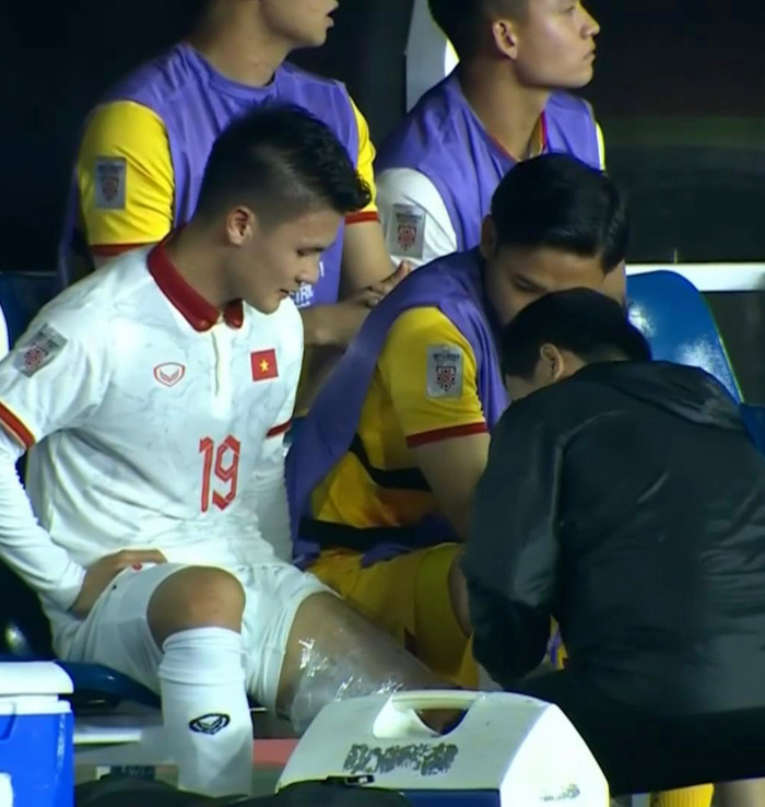 Quang Hải ra sân vì chấn thương.