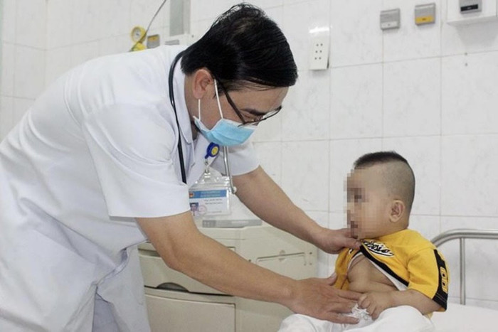 Các bác sĩ kiểm tra sức khỏe cho bệnh nhi. (Ảnh: Vietnamnet).