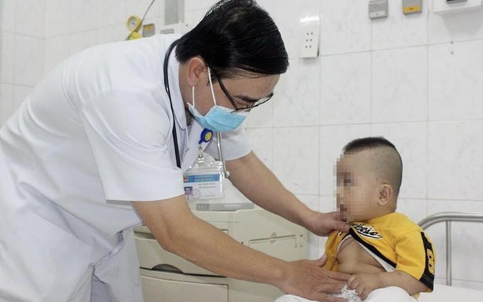 Bé trai gần 9 tháng tuổi được phát hiện mảnh thủy tinh sắc nhọn trong dạ dày Ảnh 2