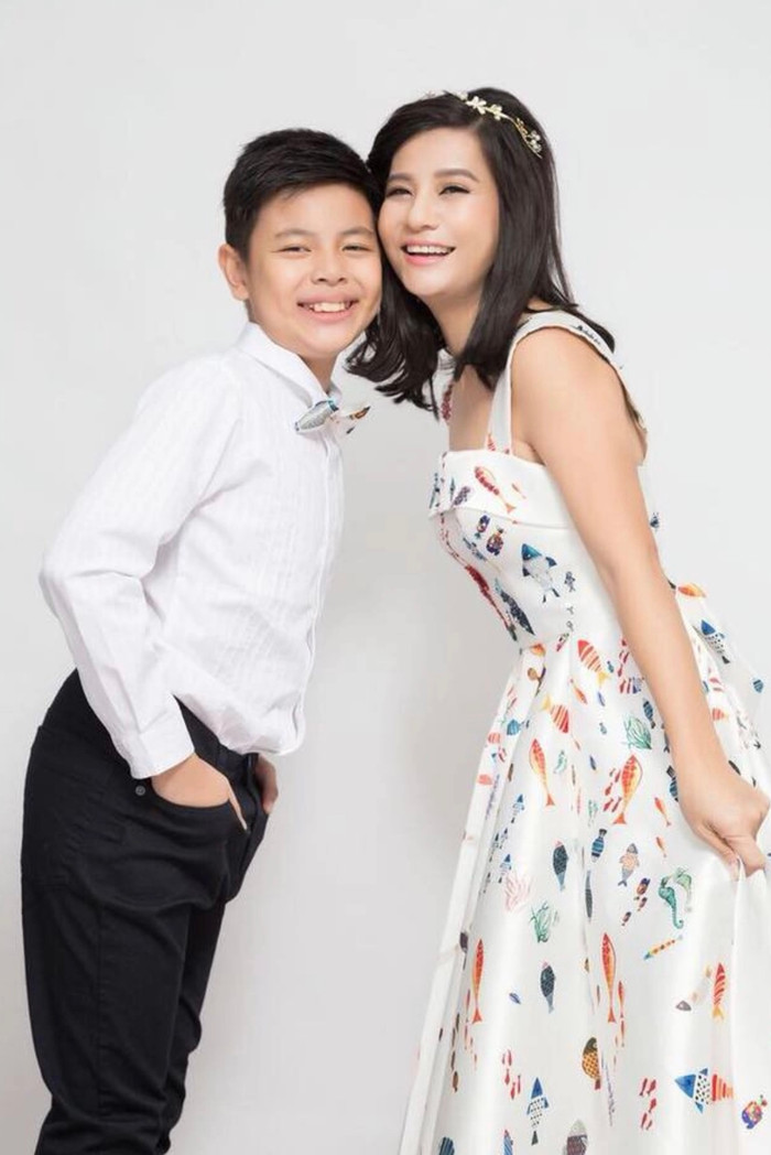 Theo chia sẻ từ nữ diễn viên, Bom là một cậu bé ngoan ngoãn và vô cùng tự giác trong học tập. 