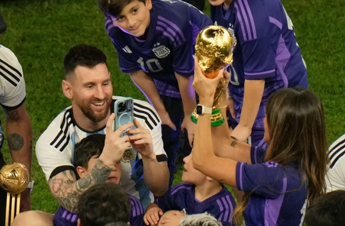 Chiếc điện thoại Messi đang dùng để chụp ảnh sống ảo cho 'nóc nhà' khi vô địch World Cup Ảnh 3