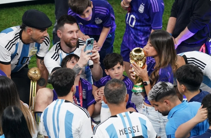 Chiếc điện thoại Messi đang dùng để chụp ảnh sống ảo cho 'nóc nhà' khi vô địch World Cup Ảnh 2