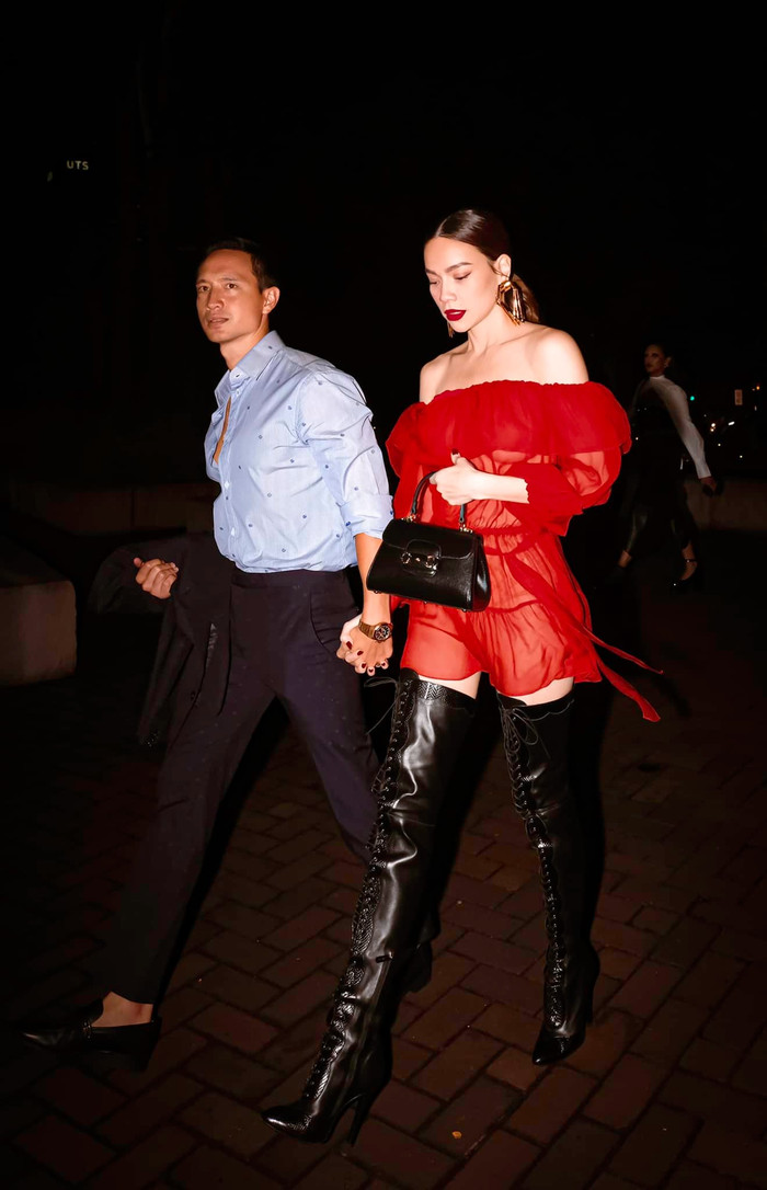 Hồ Ngọc Hà lựa chọn phối đầm kiểu dáng khoe vai phối cùng boots cổ cao màu đen tôn đôi chân dài thẳng tắp. 