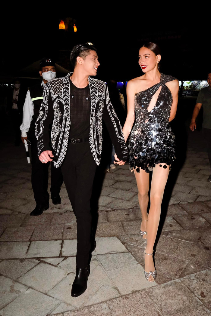 Bạn có thể mang tất chân màu da để giữ ấm và giúp tạo hiệu ứng đôi chân thon dài hơn giống Hà Hồ.