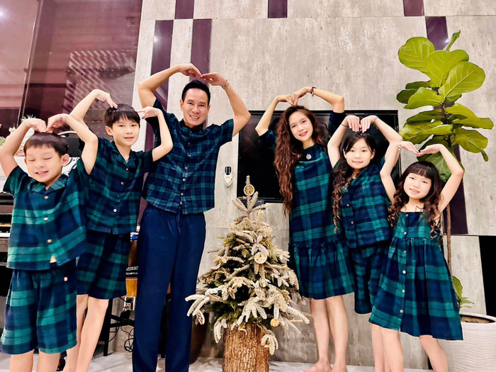 Vợ chồng nam ca sĩ vô cùng vui vẻ khi tạo dáng chụp hình với các con