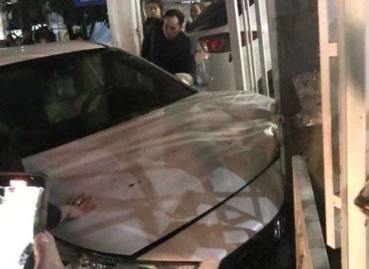 Cuối cùng tông vào cửa 1 nhà dân cách nơi gây va chạm ban đầu 200m rồi mới chịu dừng lại. (Ảnh: MXH)