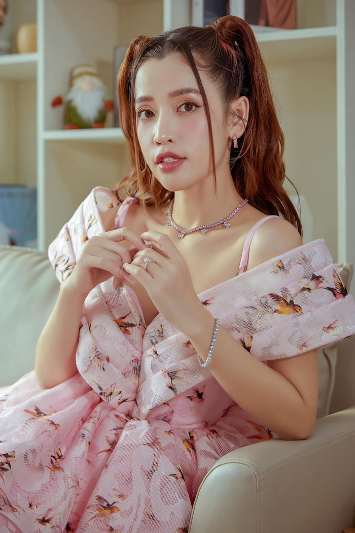 Ngoài khả năng diễn xuất tự nhiên, cô nàng còn được đông đảo khán giả yêu mến bởi tính cách hòa đồng và thân thiện