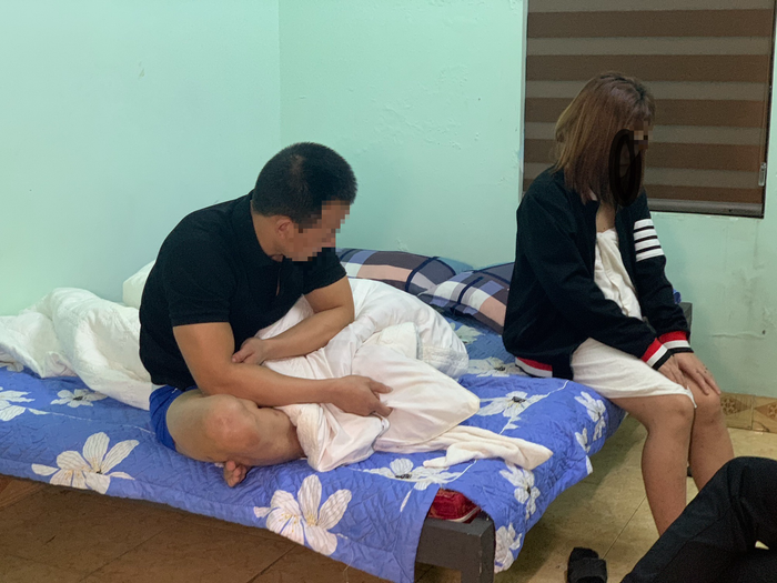Hiện trường vụ mua bán dâm tại nhà nghỉ. Ảnh: Dân Việt