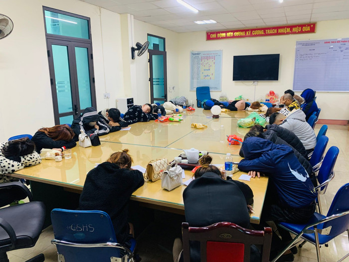 Nhóm người có hành vi mua bán dâm được đưa về Cơ quan Công an để làm việc