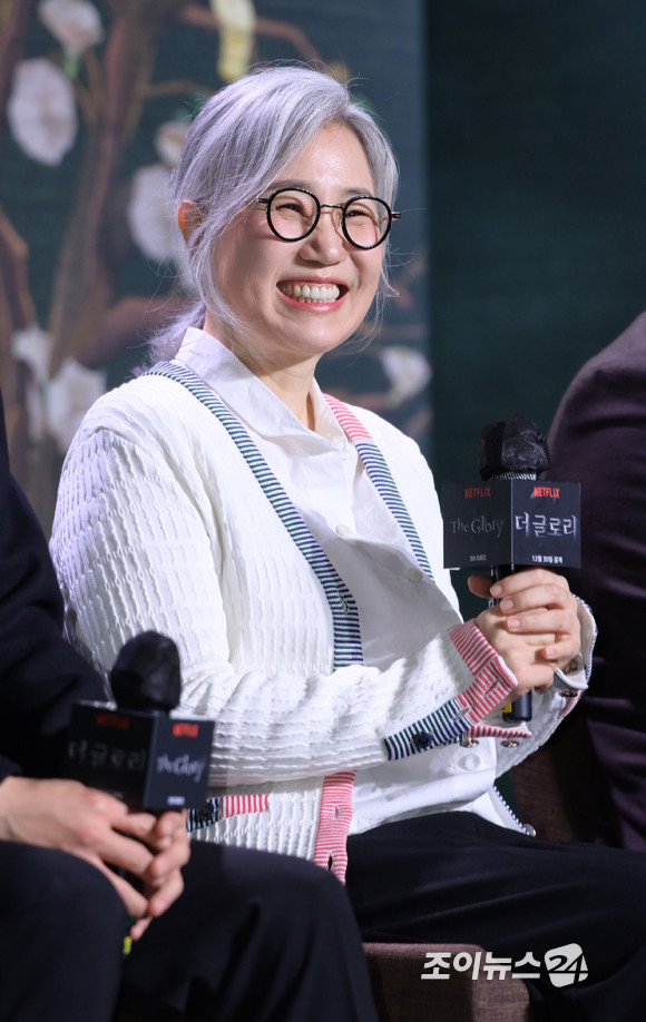 Biên kịch Kim Eun Sook tại họp báo ra mắt The Glory.