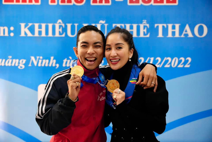 Phan Hiển còn tranh thủ 'mang vàng về lấy Khánh Thi'