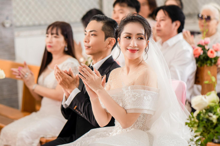 Tại nhà thờ, Khánh Thi và Phan Hiển đã cùng nhau nói lời nguyện thề 