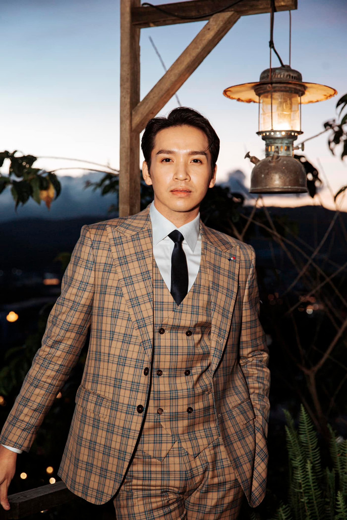 Tại thời điểm khi ồn ào trở nên bùng nổ ở khắp diễn đàn lớn nhỏ, Bạch Công Khanh đã lựa chọn im lặng và tiếp tục đi biểu diễn 'lẻ bóng' ở các đêm nhạc khác nhau