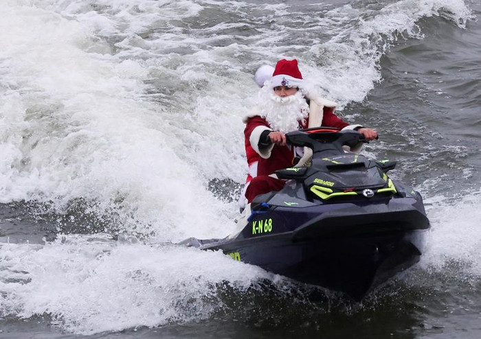 Một ông già Noel ở Đức tự tin 'cưỡi' mô tô nước trên sông Rhine