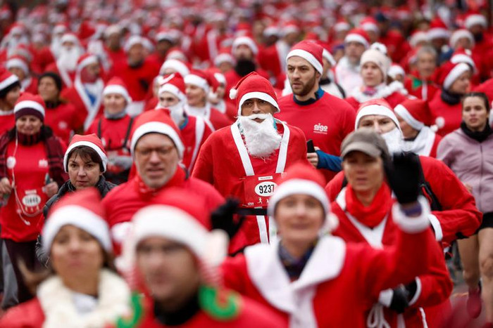 Những vận động viên hóa trang thành ông già Noel tham gia Cuộc đua Corrida Giáng sinh trên đường phố Issy-les-Moulineaux, gần Paris, Pháp, hôm 11/12/22. 