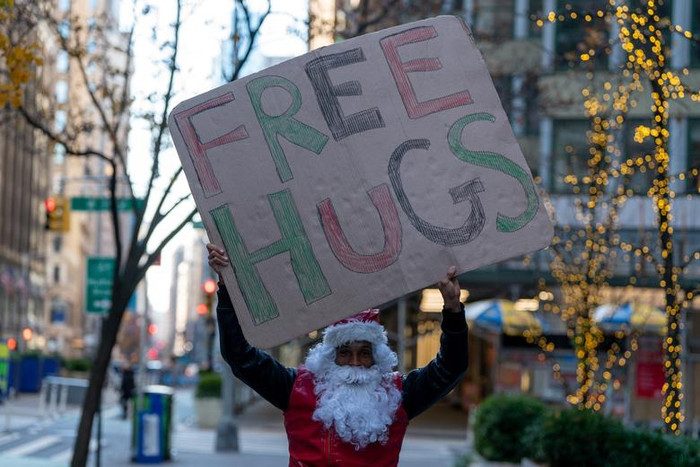 Ông già Noel ở thành phố New York lại muốn gửi tặng mọi người những cái ôm đầy yêu thương