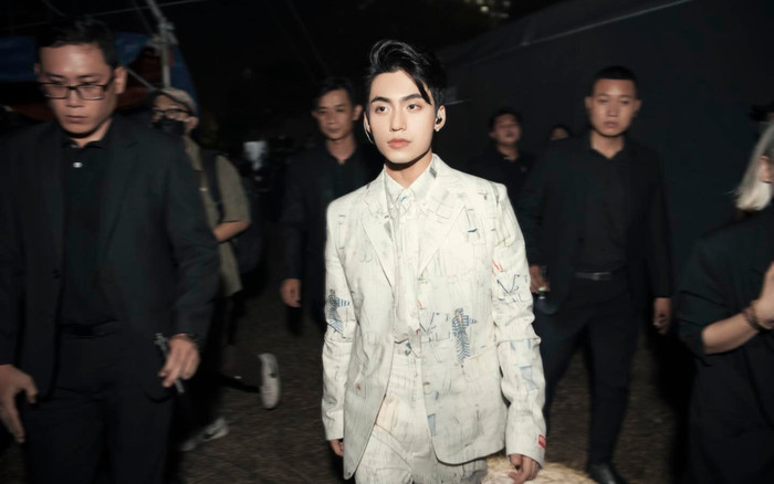 Debut đi hát chưa lâu, choáng trước số lượng bảo vệ 'tháp tùng' MONO ra về sau đêm diễn Ảnh 2