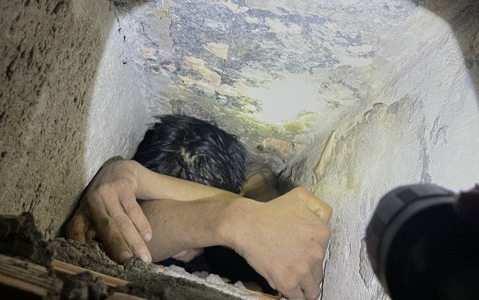 Tên trộm xe ở Bình Dương bất ngờ mắc kẹt trong ống thoát hơi tiệm massage, công an phải đến giải cứu Ảnh 2