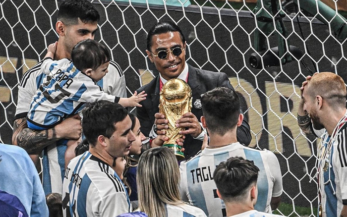 Ngang nhiên xuống sân lấy Cúp vàng ăn mừng, 'thánh rắc muối' bị FIFA điều tra Ảnh 2