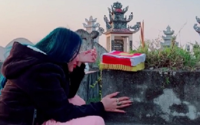 Xót xa lời tâm sự của cô con gái về thăm mộ mẹ: Con cố kiếm tiền xây cho mẹ cái mộ mới đẹp bằng người ta Ảnh 2