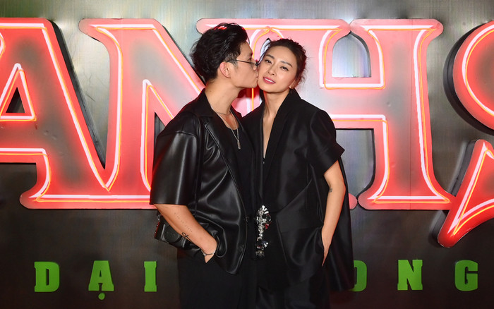 Huy Trần hôn Ngô Thanh Vân, ân cần chăm sóc vợ trên thảm đỏ Thanh Sói Ảnh 2