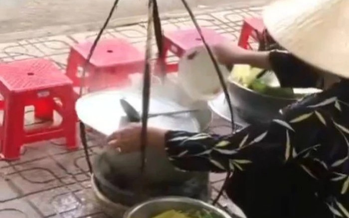 Người bán hàng rong đổ nước bún khách ăn thừa vào nồi phản ứng ra sao khi lực lượng chức năng 'hỏi thăm'? Ảnh 2