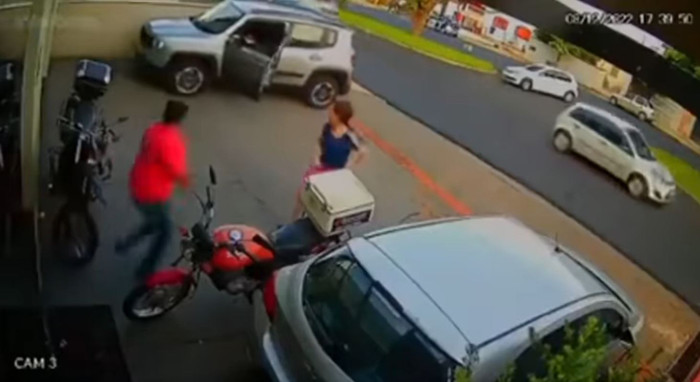 Nam thanh niên áo đỏ ngồi trong cửa hàng, thông qua phản chiếu của tấm kính anh ta phát hiện vụ việc và nhanh chóng chạy ra ngoài xử lý tình huống. Ảnh cắt từ clip