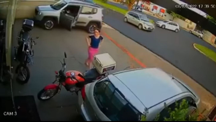 Sau khi bước xuống khỏi ô tô, người phụ nữ không phanh tay cũng không đóng cửa ô tô khiến chiếc ô tô tự động di chuyển, lùi từ từ xuống đường khá nguy hiểm. Ảnh cắt từ clip