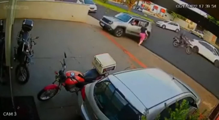 Phản ứng nhanh nhẹn của nam thanh niên áo đỏ đã kịp thời dừng chiếc xe an toàn. Người phụ nữ sau đó cũng cuống cuồng chạy đến xem tình hình. Ảnh cắt từ clip