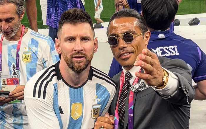 Messi nổi cáu 'thánh rắc muối' gây rắc rối nhưng cười tươi ôm một nữ đầu bếp giản dị Ảnh 2