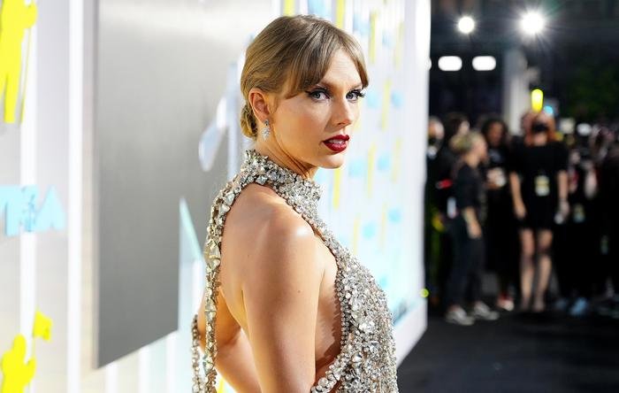 Taylor Swift chính thức 'xô đổ' kỷ lục tồn tại 13 năm của huyền thoại Michael Jackson Ảnh 1