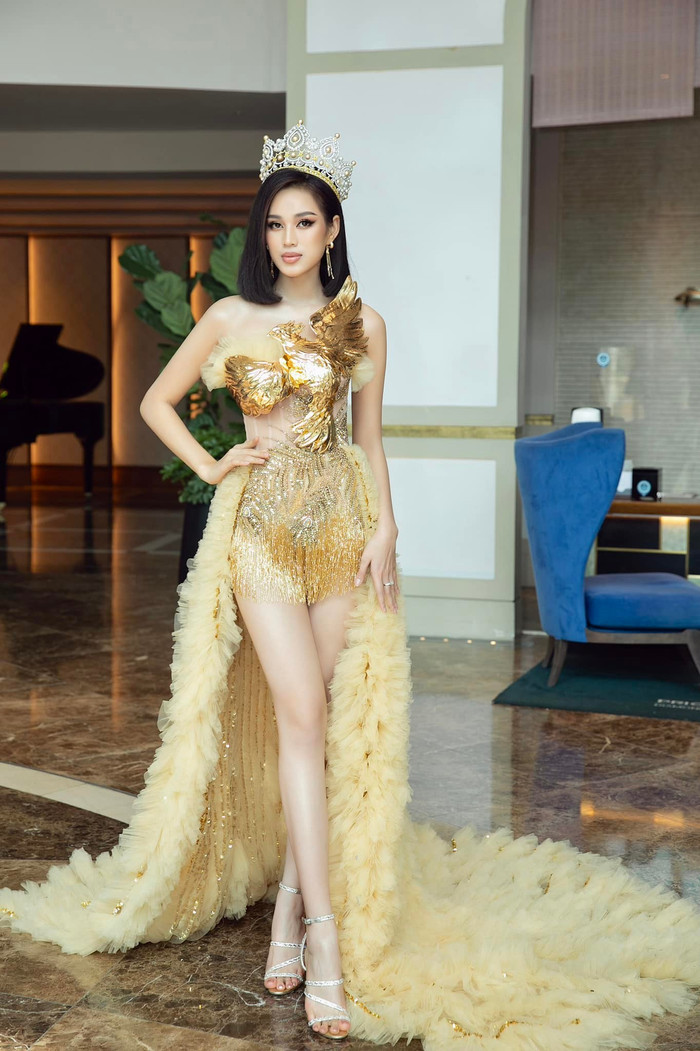 Đỗ Thị Hà lần đầu thử sức với tóc ngắn nhưng hợp đến bất ngờ. Cô chọn diện bộ váy cùng tông với chiếc vương miện danh giá. Phần ngực được đính chim đại bàng mạnh mẽ, phía dưới váy gắn thêm tà khiến người đẹp xứ Thanh trông như một nữ hoàng.