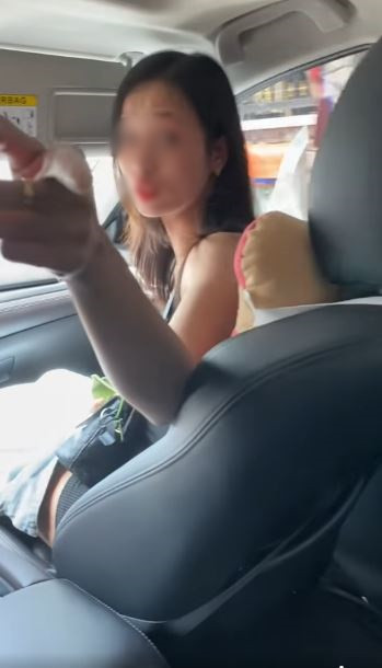 Người được cho là 'tiểu tam', chỉ tay thẳng mặt 'chính thất' và đe dọa 'chính thất'. Ảnh cắt từ clip