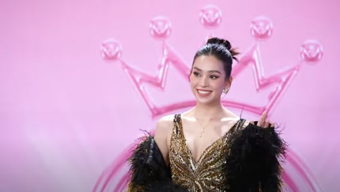 Hoa hậu Tiểu Vy vẫn toả sáng như thể chưa từng hết nhiệm kỳ được 4 năm. Không hổ danh là 'best-face' trong làng nhan sắc, cô nàng sinh năm 2000 chẳng cần vương miện vẫn cân đẹp mọi góc hình. 