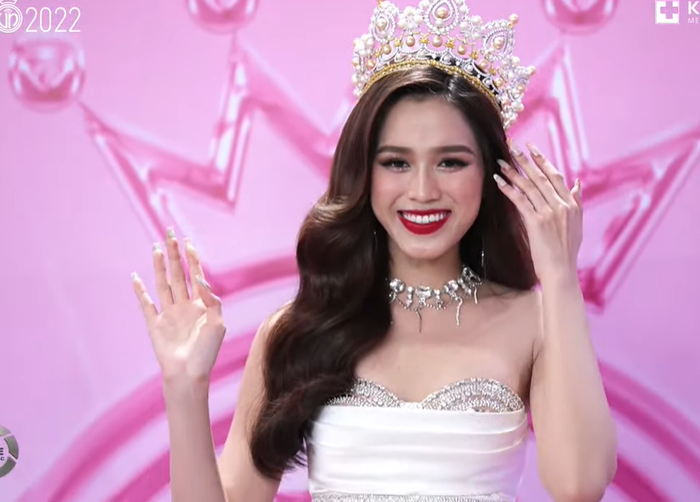 Đương kim Hoa hậu Việt Nam đẹp rực rỡ trong những giây phút cuối cùng trước khi nhiệm kỳ của cô khép lại. Người đẹp Thanh Hoá không làm thất vọng với tư cách một 'chánh cung' chính hiệu, mỗi bước chân của người đẹp đều nhận được sự reo hò của toàn bộ khán giả tại sự kiện. 