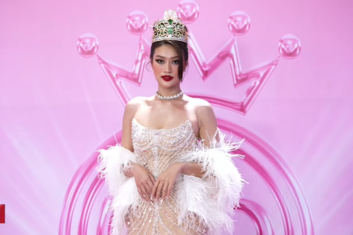 Các mỹ nhân khác cũng đã góp mặt trong đêm thi tìm ra chủ nhân của chiếc vương miện Hùng ca chim lạc.