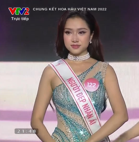 Cô cũng là thí sinh đầu tiên trả lời trong phần thi ứng xử.
