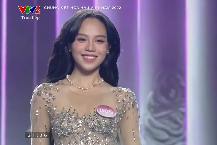 Bé Quyên sải bước như nữ hoàng với váy dạ hội: Vương miện 'Hương Sắc Việt' sắp tìm ra chủ nhân Ảnh 4